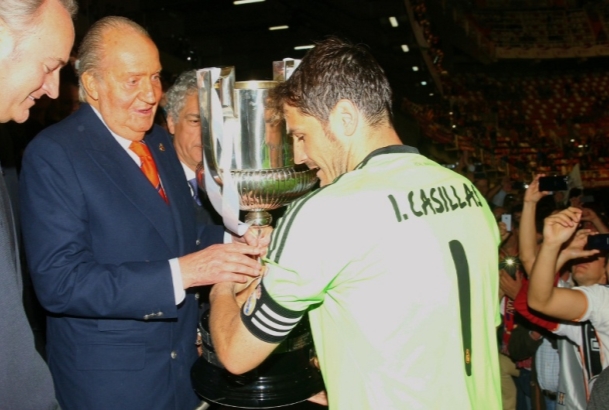 Don Juan Carlos hace entrega al capitán del Real Madrid, C.F., Iker Casillas, de la Copa de S.M. el Rey de Fútbol, como ganadores de la edición 2013/1